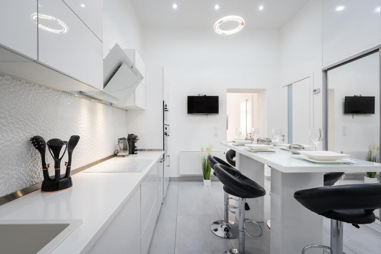 Opera Luxury Apartment With Free Parking Budapest Bagian luar foto