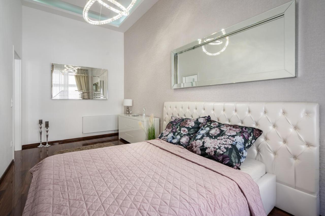 Opera Luxury Apartment With Free Parking Budapest Bagian luar foto